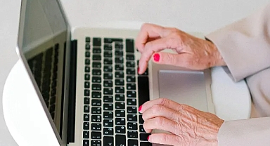 Yaşlı Nüfusun İnternet Kullanımında Cinsiyet Eşitsizliği: Erkekler Daha Aktif