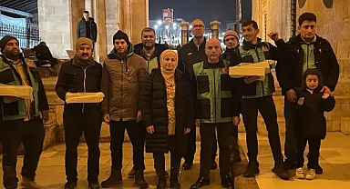 Yesevi Hareketi Derneği'nden Teravih Namazı Çıkışında Lokum İkramı