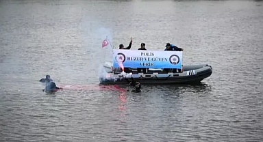 Edirne’de dalgıç polislerden Meriç Nehri’nde özel gösteri