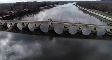 Edirne'de yetersiz yağışlar nedeniyle Meriç Nehri, kurak yaz ayı değerlerinde akıyor