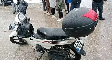 Otomobille çarpışan motosikletin ehliyetsiz ve kasksız sürücüsü yaralandı