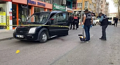 Otomobille kırmızı ışıkta beklerken, silahlı saldırıda yaralandı
