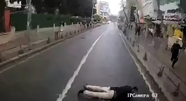 Seyir halindeki otobüsün önüne yattı; o anlar kamerada