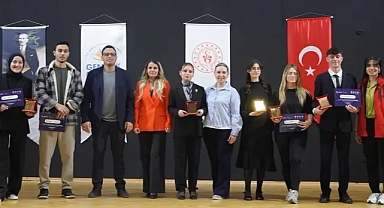 Şiir Sahnede, Gençlik Alkışta: Duyguların Gücü Yarıştı!