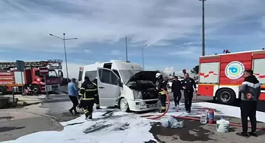 Tekirdağ'da seyir halindeki yolcu minibüsü yandı