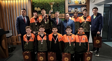 Türkiye Şampiyonu Voleybol Takımından Başkan Çetin’e Ziyaret