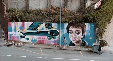 Azerbaycanlı ressam, öldürülen Minguzzi'nin portresini ve kaykayını duvara resmetti