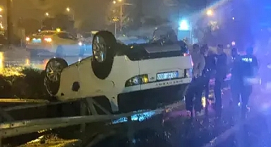 Edirne'de bariyere çarpan otomobildeki 3 kişi yaralandı; kaza kamerada