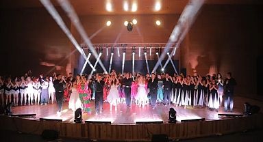 Edirne’de “Dansların Gecesi” Büyüledi! 120 Gönüllü Dansçıdan Unutulmaz Gösteri