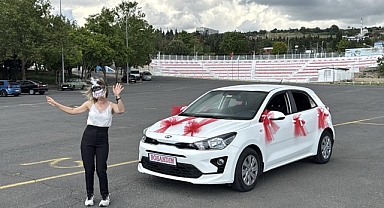 Eşinden boşanan kadın, göbek atarak kutlama yaptı