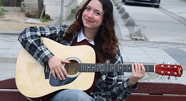 Gündüz Öğrenci, Akşam Sokak Sanatçısı: İrem Yaman'ın İlham Veren Hikayesi 