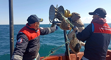 Karadeniz'e kaçak kalkan avı için bırakılan 44 bin metre ağ toplandı