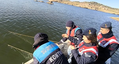 Kayalı Barajı'nda Sıkı Denetim! 500 Metre Kaçak Ağa El Konuldu, Canlı Balıklar Kurtarıldı