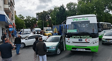 Kırklareli Merkez'de Hatalı Park Trafiği Felç Etti: Halk Otobüsüne Çarptı! 
