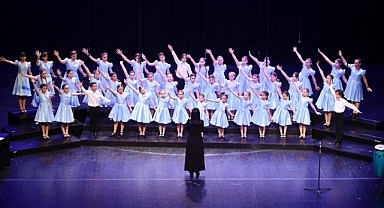 Lüleburgaz Belediyesi Gençlik Korosu’na İzmir’den Büyük Ödül!