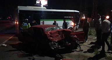Midibüsle çarpışan otomobilin sürücüsü zabıta öldü 