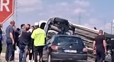 Otomobiller kavşakta çarpıştı; 5 yaralı 