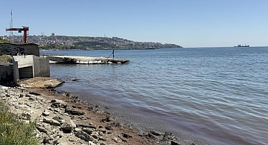 Tekirdağ'da kuvvetli rüzgar sonrası sahil kırmızı yosunlarla kaplandı
