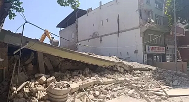 2 katlı bina yıkım sırasında çöktü