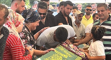 5 kişinin öldüğü kazada otomobil sürücüsü tabutları öpüp, 'Hakkınızı helal edin' dedi