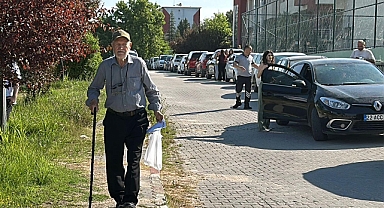 81 yaşındaki aday, 8'inci kez YKS'ye girdi; sınav yerine bastonuyla geldi