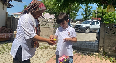 Asırlık Bayram Geleneği Çocuklar Şeker Topladı