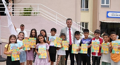 Başkan Sarıkurt´tan Öğrencilere Karne Hediyesi