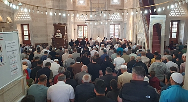 Bayram Namazında Tarihi Cedid Ali Paşa Camii Dolup Taştı