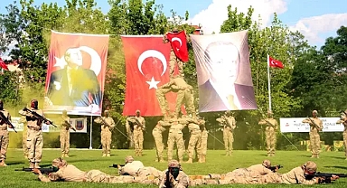 Edirne'de jandarma komandoların gösterisi ilgiyle izlendi