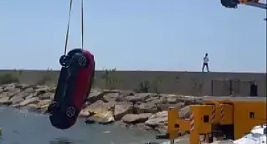 El freni çekilmeyen otomobil, denize düştü