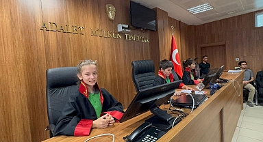 İlkokul öğrencileri adliyeyi ziyaret etti, duruşma canlandırdı 