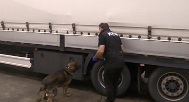 Kaçakçıların cihaz yerleştirip takibe aldıkları 2 TIR’da 318 kilo uyuşturucu ele geçti; 10 gözaltı