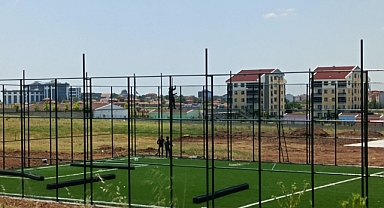 Kırklareli' de TOKİ Bölgesinde Futbol Sahası İnşaatı Sürüyor