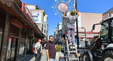 Kırklareli Karaumur Caddesi’nde Atatürk Fotoğrafları Yenilenerek Yerlerine Asıldı