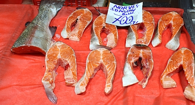 Kırklareli Pazarı'nda Balık Fiyatları Uçtu: Domates 10 TL, Somon 700 TL!