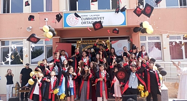 Lalapaşa'da Mezuniyet Heyecanı, Başkan Geldi'nin Tablet Hediyesiyle Katlandı!