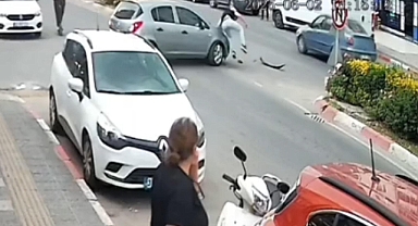 Otomobille çarpışan motosikletin sürücüsü yaralandı; kaza kamerada 