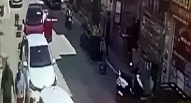 Sürücüsünün geri viteste unuttuğu otomobil, mobilya mağazasına girdi