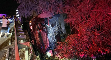 Takla atarak devrilen otomobilin sürücüsü yara almadan kurtuldu