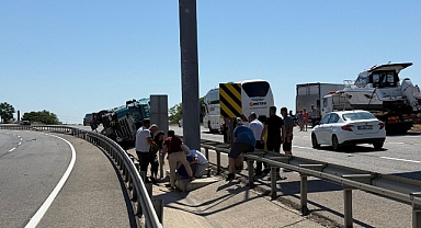 Tekirdağ'da devrilen TIR'ın sürücüsü yaralandı