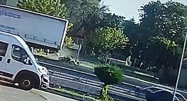 TIR'a çarpan motosikletin sürücüsü öldü; kaza kamerada