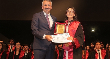 TRAKYA ÜNİVERSİTESİ TIP FAKÜLTESİNDE MEZUNİYET SEVİNCİ