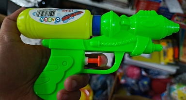 Yaz Sıcağında Su Tabancaları Serinletiyor