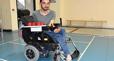 Yıllarca evden çıkmayan bedensel engelli Yücel, tanıştığı boccede stil geliştirip kürsüye çıktı