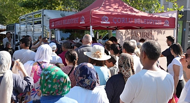 Başkan Sarıkurt, Vatandaşlara Aşure İkram Etti