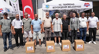 BÜYÜKŞEHİR'DEN BALIKÇILARA TEKNE BAKIM MALZEMESİ VE KIYAFET DESTEĞİ