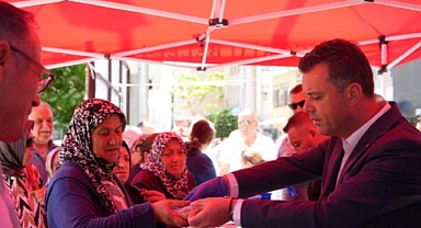 Çorlu Belediyesinden Cumhuriyet Meydanı'nda Vatandaşlara Aşure İkramı