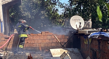 Çorlu'da gecekondu yangını