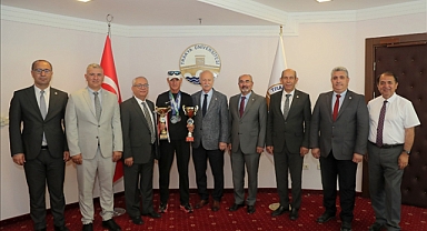 REKTÖRÜMÜZDEN BAŞARILI ATLET PERSONELİMİZE TEBRİK