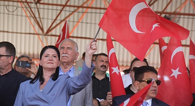 Er Meydanı Şehitler İçin Kırmızıya Boyandı